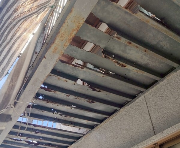 ベランダの鉄骨デッキプレート　錆びが進行している